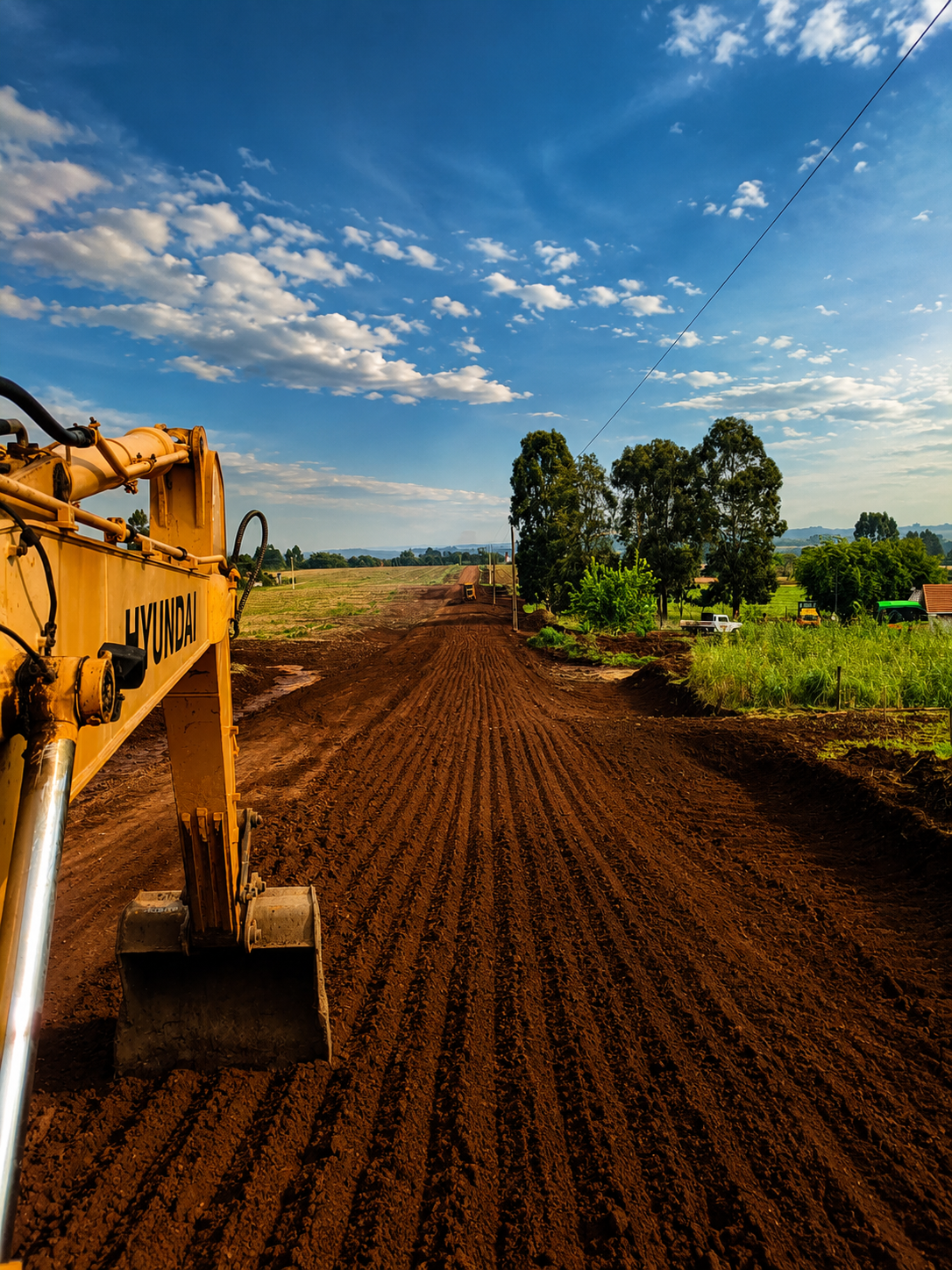 Preparação de estrada e movimentação de terra em obra